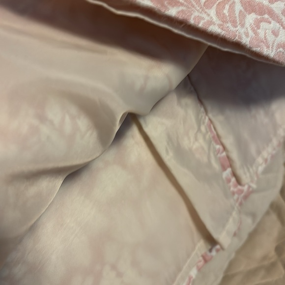 Pink and white textured skirt. - Picture 3 of 4